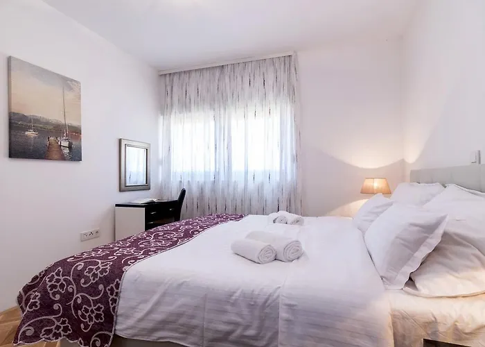 White Residence Accommodation Sukosan