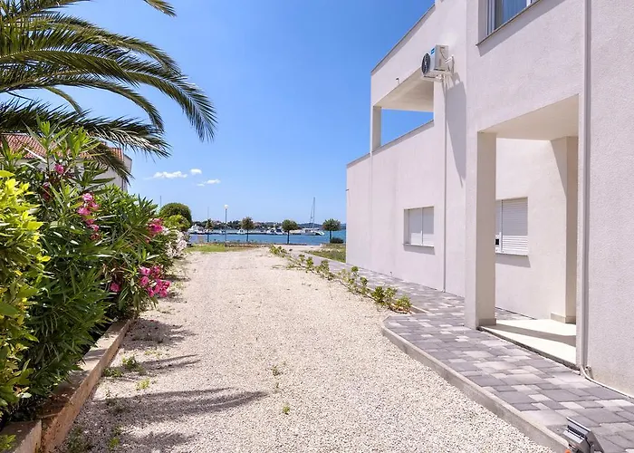 White Residence Accommodation Sukosan